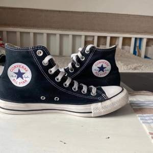 Säljer nu mina converse allstar i storlek 40. Har använt dom ett fåtal gånger och är som i ny skick (Priset kan diskuteras)