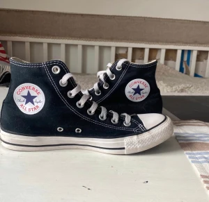 Converse allstar - Säljer nu mina converse allstar i storlek 40. Har använt dom ett fåtal gånger och är som i ny skick (Priset kan diskuteras)