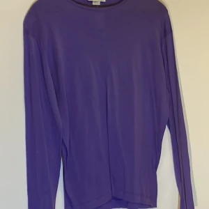 Lila cardigan/tröja - Snygg ljuslila tröja/cardigan. I perfekt skick Skriv för frågor!