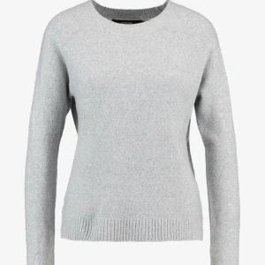 Grå stickad tröja🤍 - Grå stickad tröja från vero Moda köpt på zalando. Köpt för några månader sedan. Säljer pga har tröttnat på den. Storlek XS men passar S. Skriv privat för mer bilder och info.💗