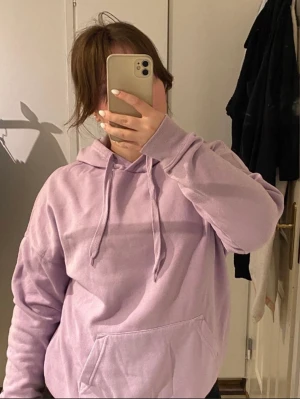 Hoodie - Säljer min lila hopdie för att det inte är min stil längre, väldigt bekväm dock
