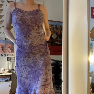 Fin långklänning - Så härlig långklänning från humana!!Jag är 168 cm och den går till mitten av vaden ca. Finns justerbara band och jättesöta volanger längst ner (skriv för bättre bild).Säljer för har på tok för många blommiga klänningar!! Skriv innan ni köper<3