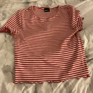 Randig topp - Randig fin tröja från Gina tricot, tvättas innan jag skickar, gott skick och storlek S men passar XXS och XS också, 25kr +frakt står ej för postens slarv❤️