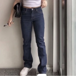Jeans - Säljer dom här jeansen som är köpta på Plick men var tyvärr för korta i benen annars jätte fina(lånade bilder)💕 130kr + frakt
