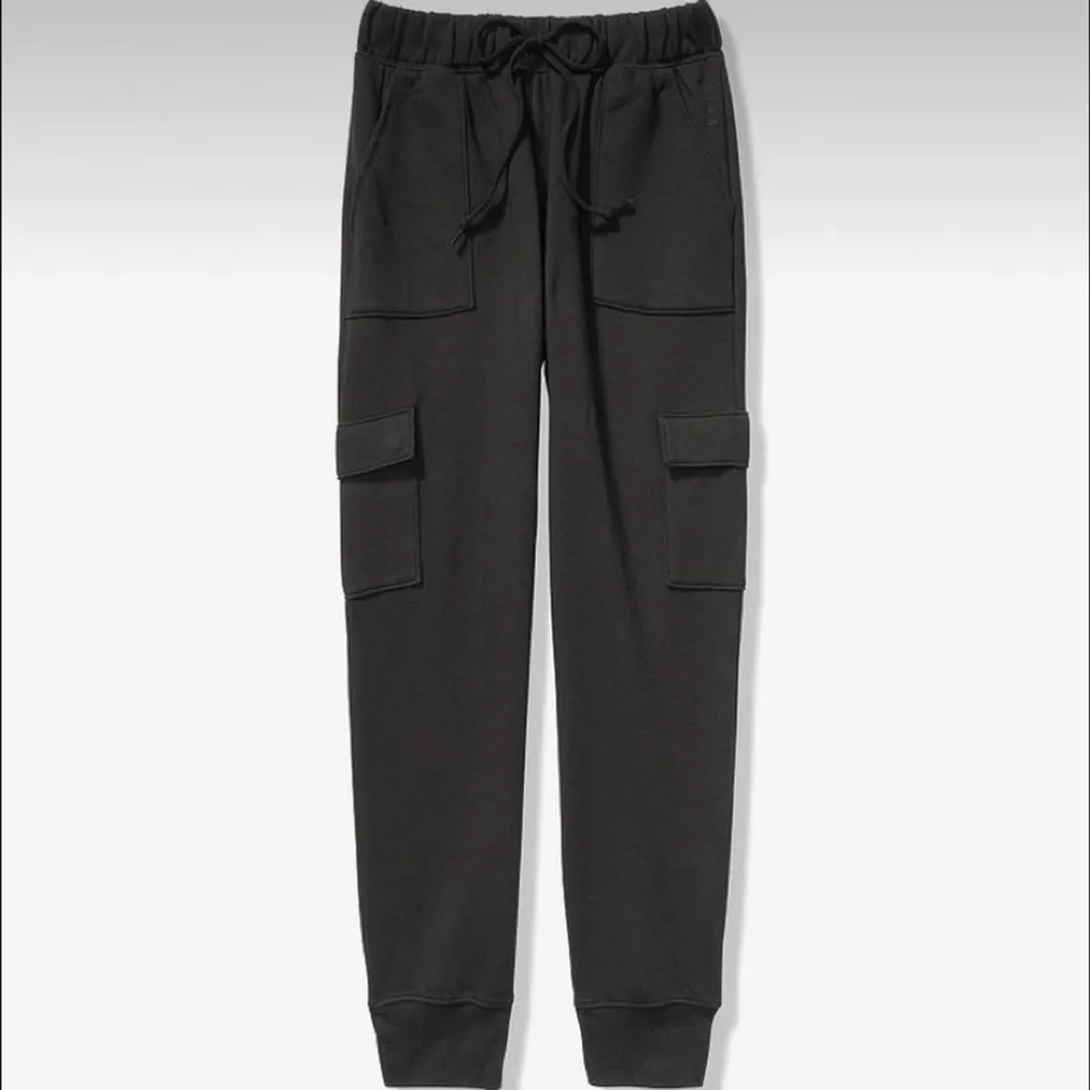 Cargo byxor från Victorias Secret PINK i färgen svart. Säljer billigt!. Jeans & Byxor.