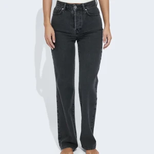 Jeans  - Säljer dessa jeans från bikbok, regular wide 980 jeans. I storlek W26 - L32. Dom har aldrig kommit till användning så är i princip oanvända. Färg mörkgrå, nypris 599kr