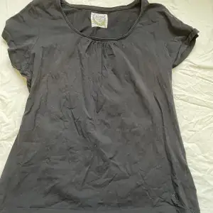 En gullig svart T-shirt med lite ihopsydd/ihopskryngklad fram❤️står tyvärr ingen storlek💘 30kr+frakt💕 (kan även mötas💗)