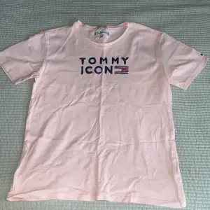 Tommy hilfiger t-shirt! strl: 152 Sparsamt använd i bra skick