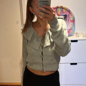 Topp - Söt topp från H&M köpt för ett tag sen och aldrig använd (lapparna är kvar) storlek xs och säljer för 100kr