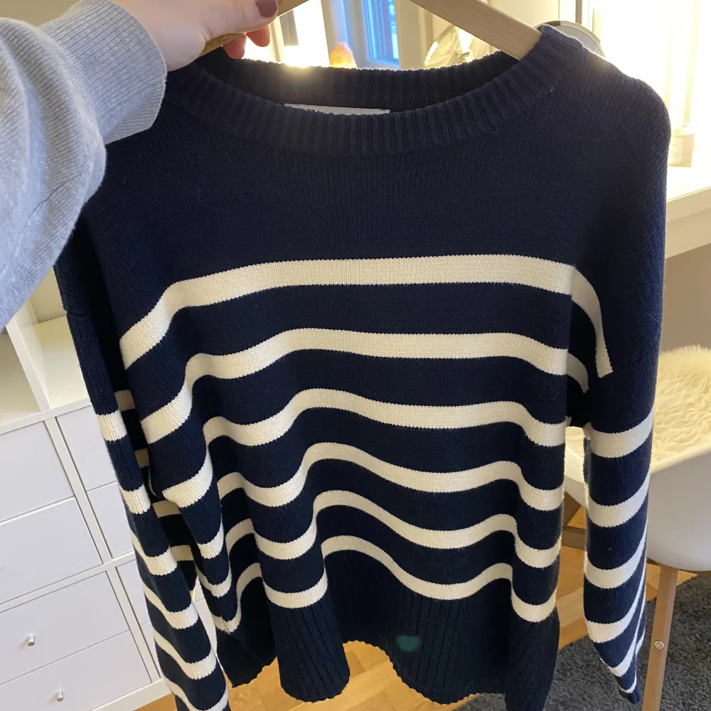 Säljer nu denna mörkblå stickade tröjan från Zara! Den är i nyskick och är i strl S! ❗️Kom privat för fler bilder ❗️. Stickat.