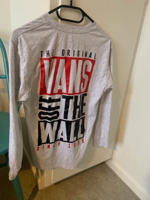Vans tröja  - Säljer en super cool Vans långärmad T shirt! Storlek S, inga anmärkningar då den knappt är använd! 💛
