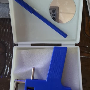 Piercing-Pistol🌞 - Hej 🌞 Här har jag en, väldigt lite använd, Piercing-Pistol 🌞 Det är bara att sätta in örhänge och kolla vart man vill ha hål o skjut, färdigt, väldigt lätt 🌞 Prisförslag🌞 Endast vanlig Swish🌞 Frakt osv efter överenskommelse 🌞