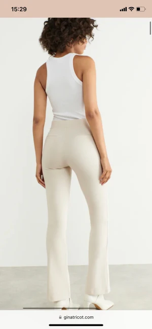 Beige Luna kostymbyxor - Luna trouser från Gina tricot i storlek s.