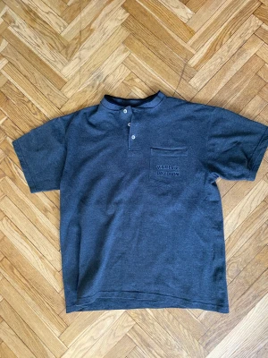 Harley Davidson piké skjorta - Harley Davidson skjorta i storlek L. Superfint skick som ny. Använd fåtal gånger inköpt second hand. Rund krage. 