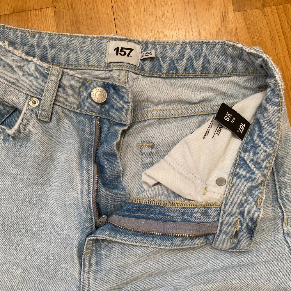 säljer dessa ljusblå högmidjade lager 157 jeansen! jeansen är lite långa på mig (162cm). Storleken på jeansen är XS men passar mig som är S💓. Jeans & Byxor.