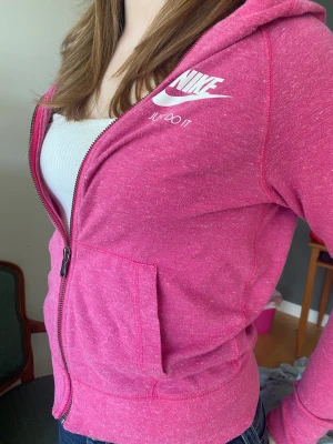 dragkedje tröja - jätte söt rosa dragkedjetröja från Nike💓 Tröjan är L men passar mig som är S och jag säljer eftersom den inte kommer till användning!