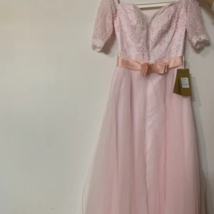 Klänning - Fin klänning som passar till bal och bröllop eller om man vill känna sig lite extra✨Aldrig använd✨ 
