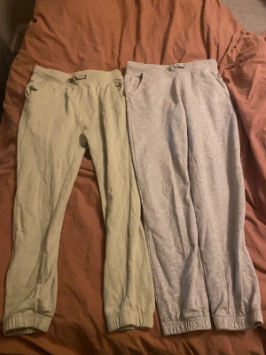 Två par mjukisbyxor - Fint skick båda två , Den Gröna e i storlek 150 och den gråa e i storlek 160, Köp en för 30 eller båda för 45 