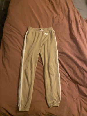 Mjukis byxor  - Normalt använt skick, har en liten fläck men ska se om den går bort i tvätten, Annars helt fläck fri och inga hål, Djur finns i hemmet😊