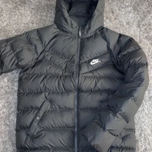 jacka - säljer min gråa nike jacka då den inte kommer till användning. Använd väldigt få gånger och är då i väldigt fint skick, inga skador! 🥰jackan är storlek 158-170 och passar en S! 