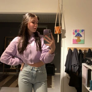 Kort hoodie  - En croppad hoodie som inte används längre och är sparsamt använd. Lurvig och skön inuti🫶🏻