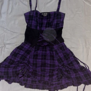 Alternativ klänning  - Klänning från poizen industriez. Frakten i annonsören stämmer ej