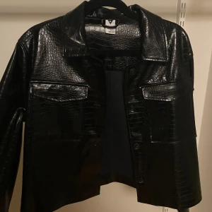 PU-jacka - Tunnare jacka från MQ ,Aldrig använd<3