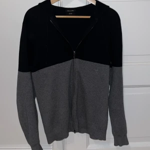 Stickad hoodie - Fin hoodie / luvtröja från Massimo dutti i storlek Medium. Materialet är 89% bomull och 11% silke vilket gör den mjuk. Fint skick.
