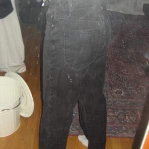 Ett par svarta jeans i mom/ straight modell. 