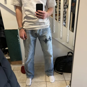 Custom Levis jeans  - Riktigt feta levis straight/bootcut jeans. Jag är 182~  Pris går att diskutera🙂dessa är custom med stjärnor på, tunga som fan!
