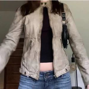 Skinnjacka - Söt skinnjacka inför våren. Märker Hollies. Storlek XS