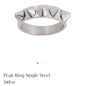 Säljer denna sååå snygga ringen från Edblad. Säljer pga lite för liten. Helt oanvänd med lapp kvar. Storlek xs, 16,0 mm🤗Nypris 350, säljer för 250 då den är helt oanvänd. Pris kan diskuteras vid snabb affär! Tryck inte på köp nu!!