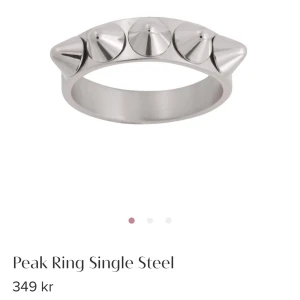 Supersnygg Edblad ring!! - Säljer denna sååå snygga ringen från Edblad. Säljer pga lite för liten. Helt oanvänd med lapp kvar. Storlek xs, 16,0 mm🤗Nypris 350, säljer för 250 då den är helt oanvänd. Pris kan diskuteras vid snabb affär! Tryck inte på köp nu!!
