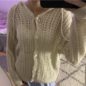 Stickad hoodie  - Säljer as nice kofta som med snygga knappar! Från Mango, men säljs ej länge, fin kvalitet och super fin till våren 🫶   Lånad bild av novaresale, skriv för egna bilder ❤️