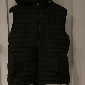 Moose knuckle väst - Detta e en moose knuckles väst som är knappt använd då den är för stor. Den ligger på 3700 ordinarie pris. Jag tänker sälja denna för 3000 men pris kan diskuteras om man e intresserad. Den är i storlek m. Skriv vid intresse.