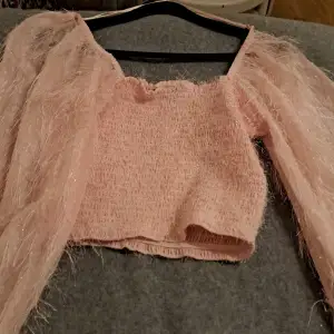 En rosa tröja från bik bok. Aldrig använd. Köpt för 350kr. Ge gärna prisförslag💕💕