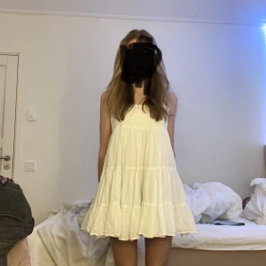 Zara klänninh - Säljer nu min superfina zara klänning köpt i början av sommaren och endast använd fåtal gånger.den är slutsåld på hemsidan vad jag vet och därför svår att få tag i💕pris går att diskuteras🤟🏻storleken är Xs men skulle säga att den även passar en S