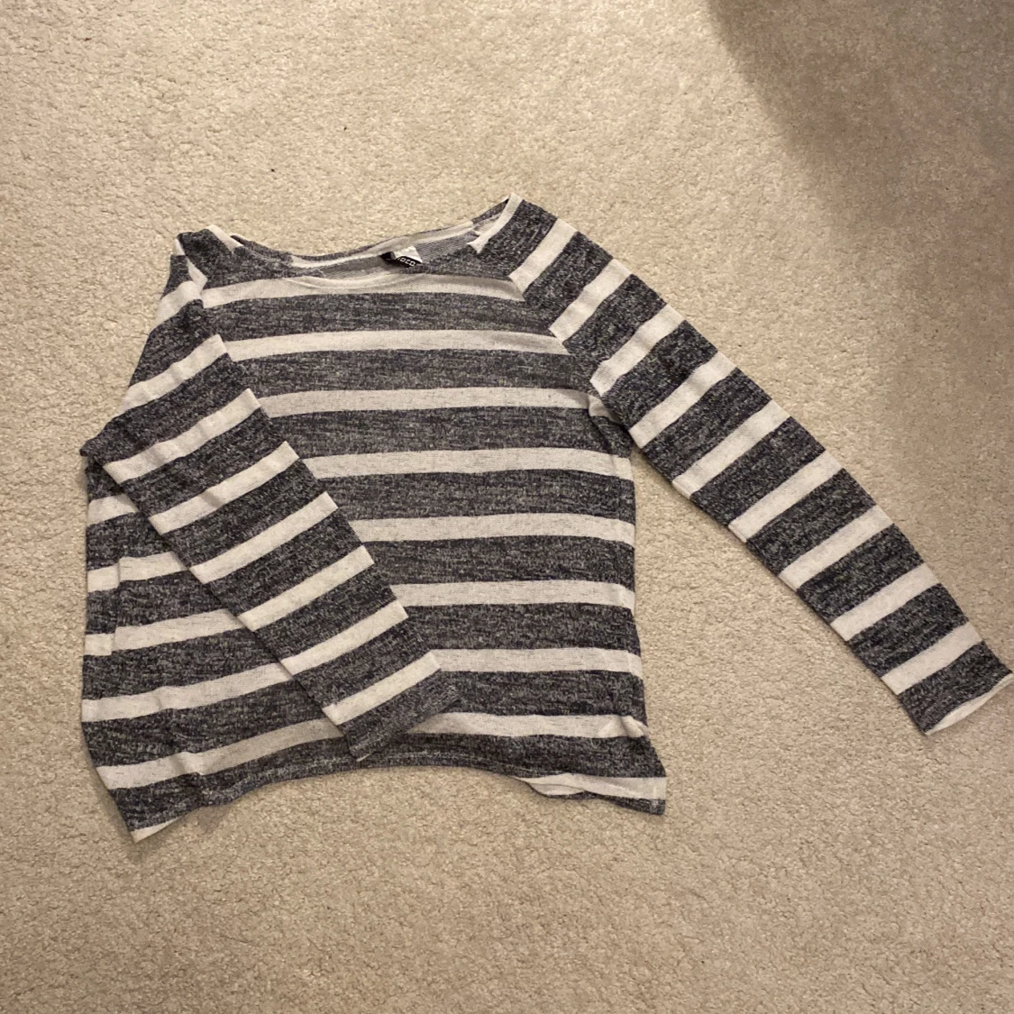 Snygg Grå vit randig tröja