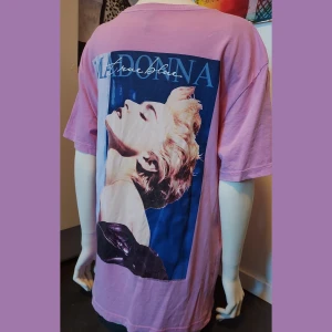 Madonna t-shirt stl M  - En cool bubbelgums rosa oversized t-shirt med Madonna tryck på i storlek M (oversized så passar säkerligen en L också). Köparen står för eventuell frakt 💕