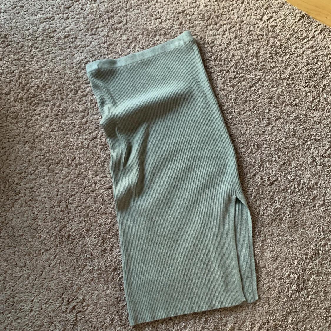 Grå stickad ribbad kjol Mango S