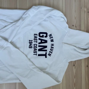 Gant hoodie - Vit Gant hoodie som har en liten fläck på armen. Använd ett fåtal gånger
