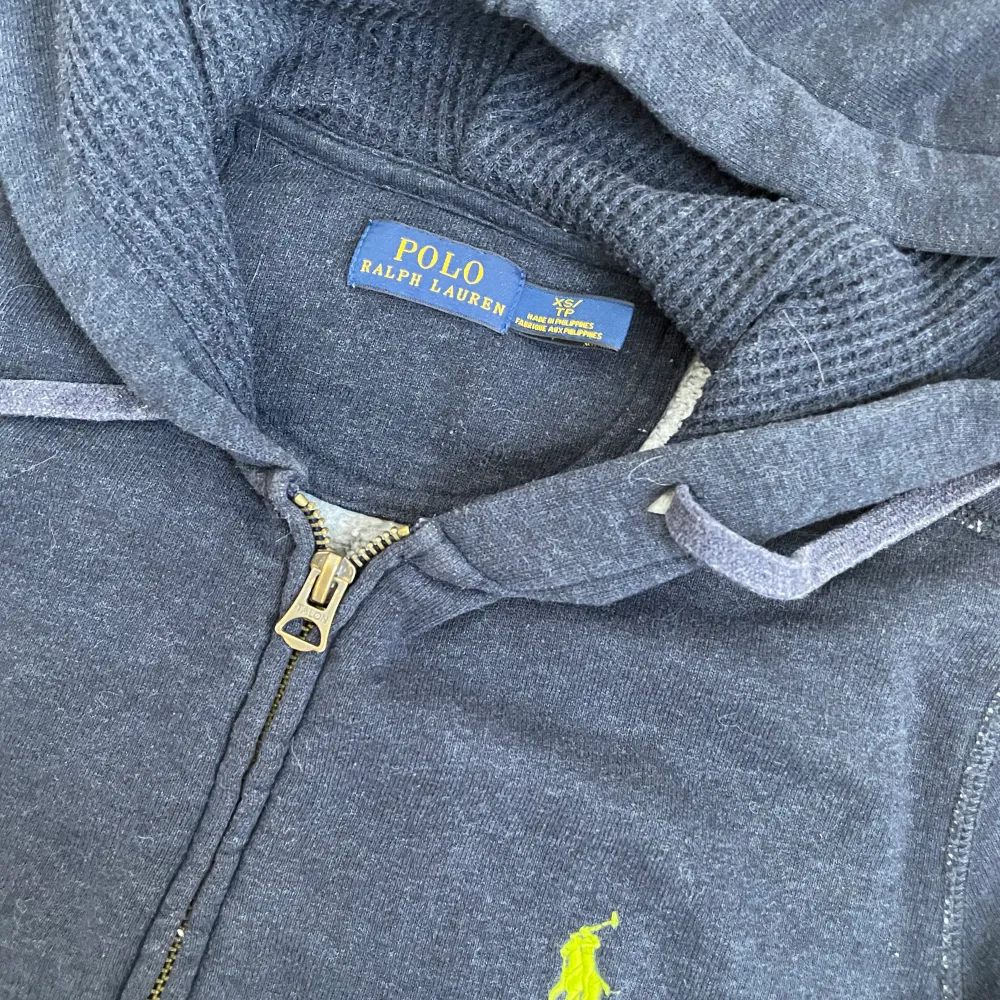 Marinblå Ralph Lauren hoodie i storlek XS. Använd ett fåtal gånger så den är i jättebra skick. Ordinarie pris ca 1400kr 💓. Hoodies.