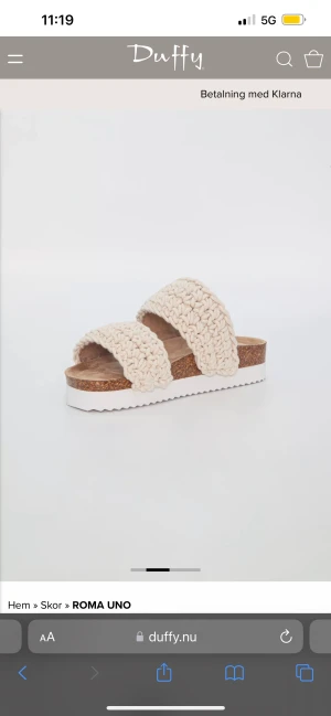 Tofflor  - Säljer mina tofflor från din sko, lik inuikiis!! Använda men bra skick!!! Super fina till sommaren