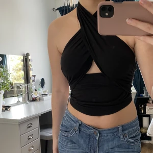 Fest topp - Svart festlig topp med halterneck. Köppt på NA-KD. Toppen är i storlek S. Knappt använd. Frakt tillkommer på 49kr💕