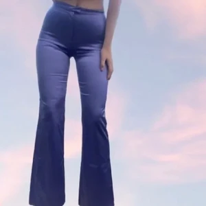 Satin byxor - Coola byxor jag köpt på plick. Stor inte storlek men jag är 170 och har S. 