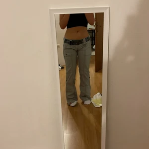 Edc of esprit cargo byxor - Jätte coola byxor från Edc by esprit! Långa i benen och lågmidjade, säljer fler storlekar och färger! innerbenslängd 77 cm, midjemått 42 cm (kan enkelt regleras med bältet eller dem flera hålen för knapparna som finns)