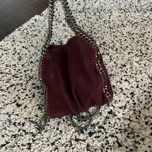Stella McCartney  - Säljer min vinröda stella McCartney väska 