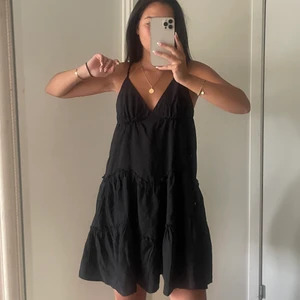 Svart klänning - Urgullig svart klänning, snarlik den populära från ZARA som alltid är slutsåld! 