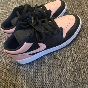 Svart rosa jordans  - Säljer dessa låga svart rosa jordans som jag köpte i höstas. Köpte dem från zalando så köpbevis finns. Säljer då de aldrig kommer till användning och jag bara använt dom ca 2 gånger!! Säljer för 800kr + frakt och storleken på dem är 38,5❤️