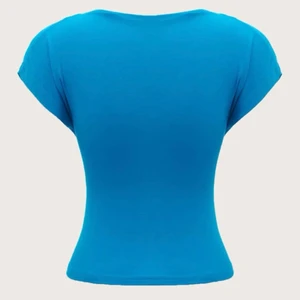 Blå t-shirt med helt öppen rygg 💙 - Jätteeeefin t-shirt men råkade köpa 2 🥲 Passa på!